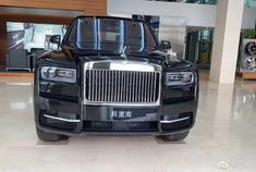 每天一组汽车美图：库里南黑红四座选配星空顶