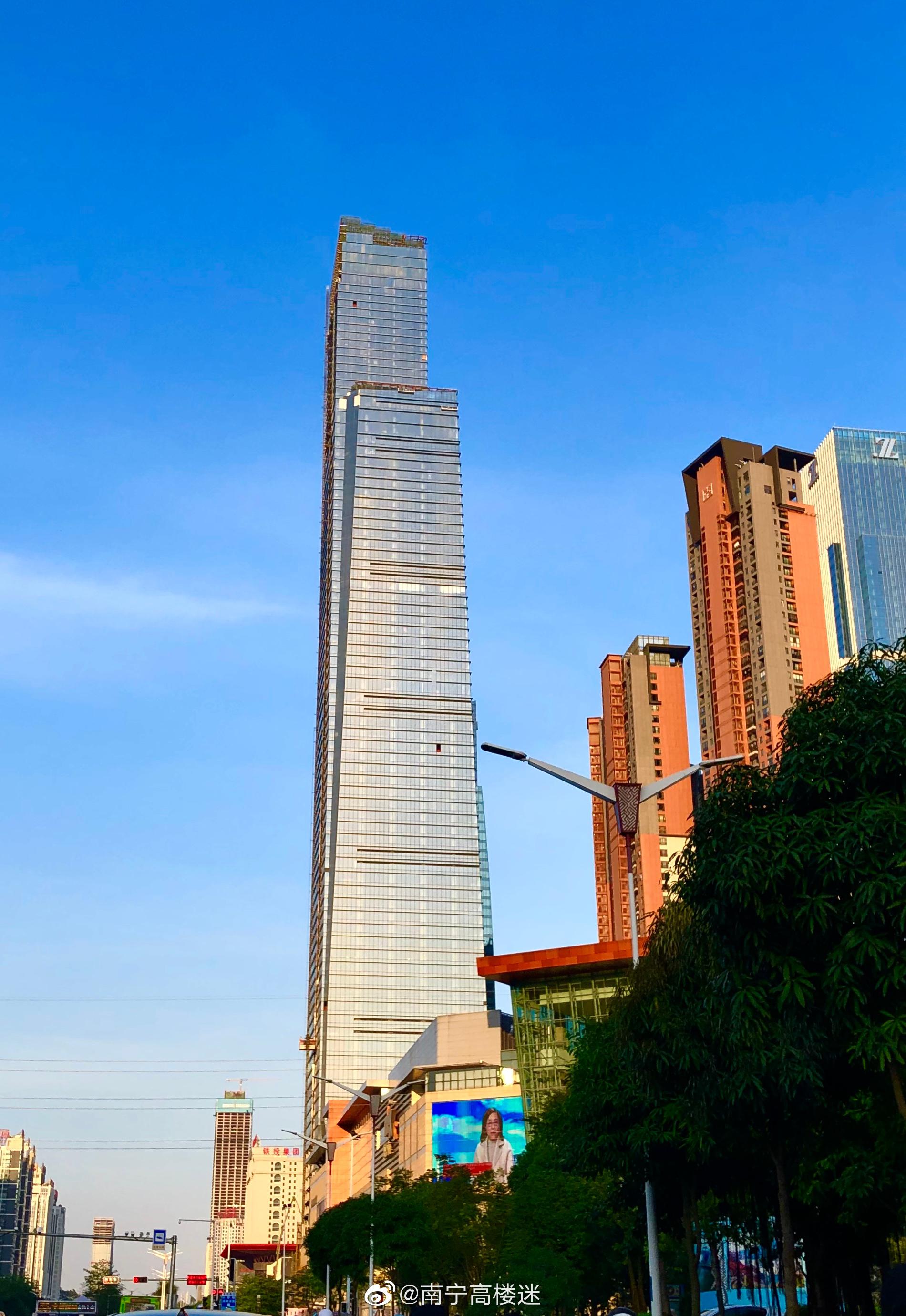 南宁高楼迷[超话]# 403米华润大厦a座建设进展 西侧幕墙安装到顶