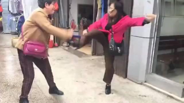 大妈打架,看似没打到,其实暗藏杀机