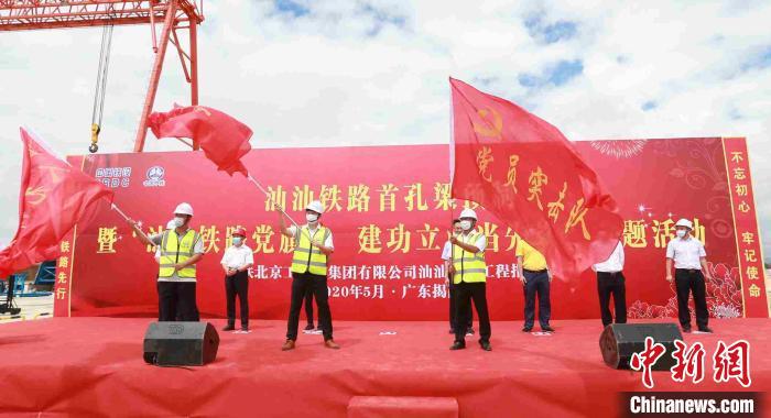 汕汕铁路建设进入新阶段，提前52天开启制梁。　瞿鹏 摄