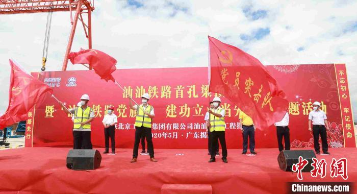 汕汕铁路建设进入新阶段,提前52天开启制梁。 瞿鹏 摄