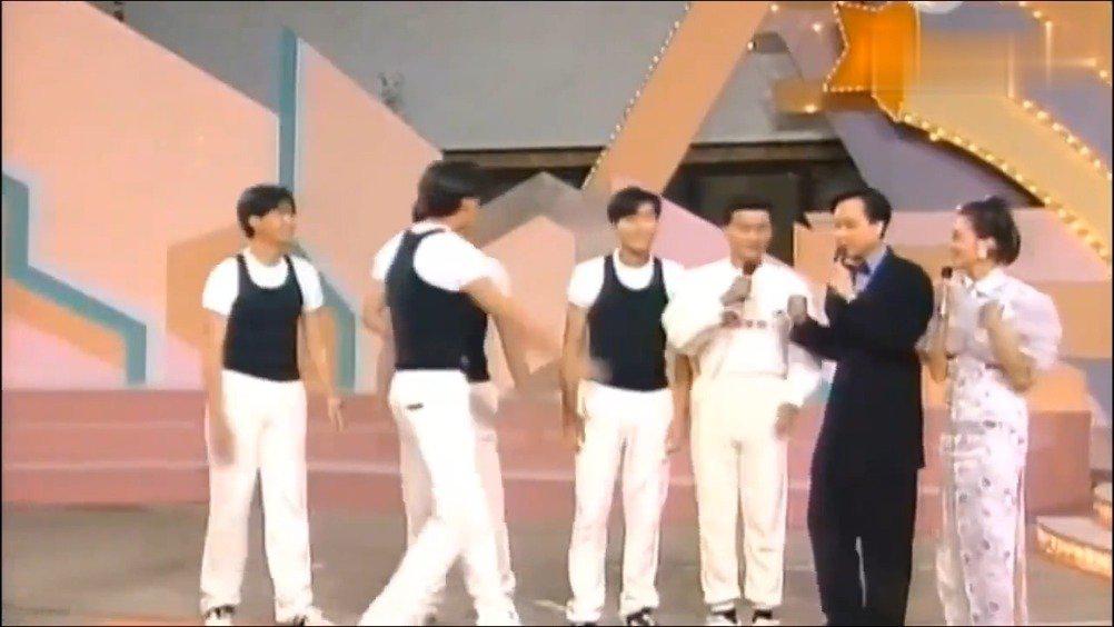 1995年郑少秋古装打扮演唱，5位伴舞的大侠里面有位是古天乐