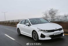 2021起亚K5，日间行车灯采用曲线设计，后浪有点小“嚣张”。