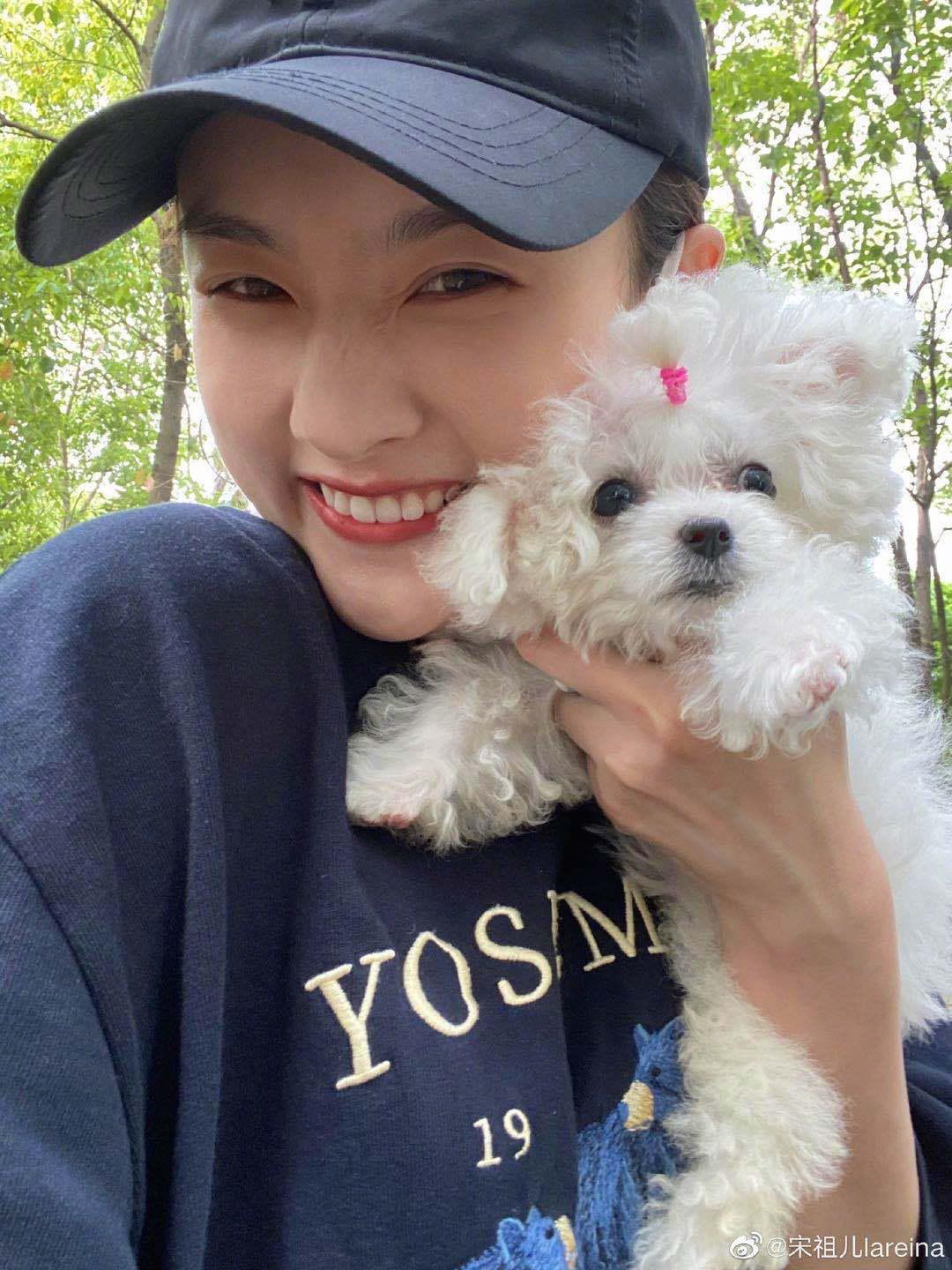 宋祖儿你这么做真的好吗堂堂女明星居然跟狗子争宠比美