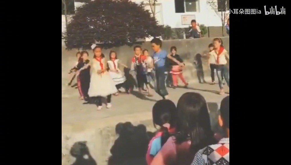 童 年 时 光 机 有的人用一生治愈童年， 有的人用童年治愈一生_新浪新闻