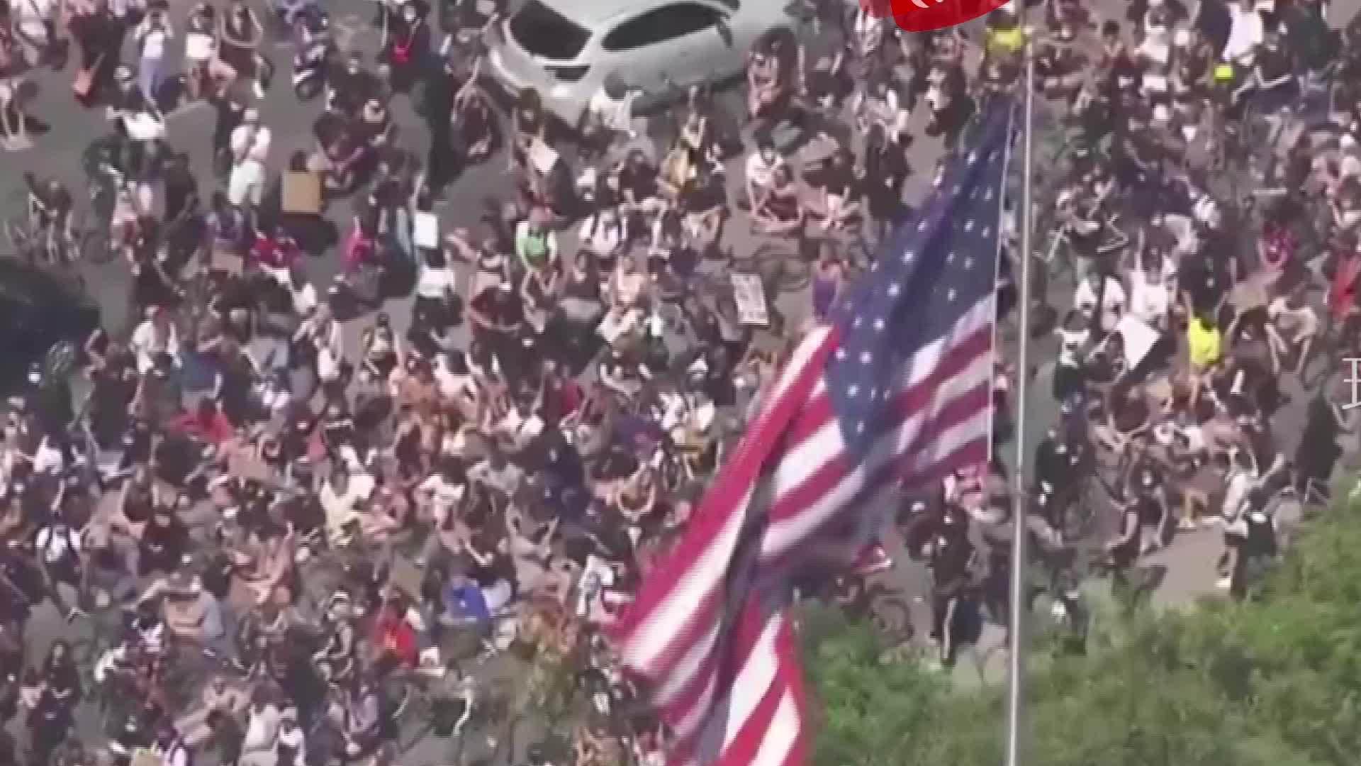 伦敦示威者包围美国驻英大使馆!高举"我不能呼吸"标语