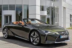 2020款雷克萨斯 LC500 敞篷版 前脸比之前那一款更尖锐犀利了。