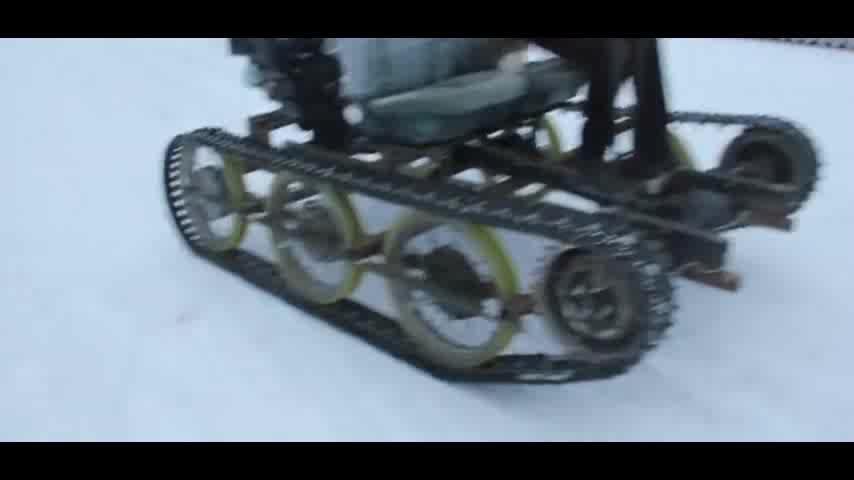 民间牛人自制履带车,雪地出行比汽车防滑多了!