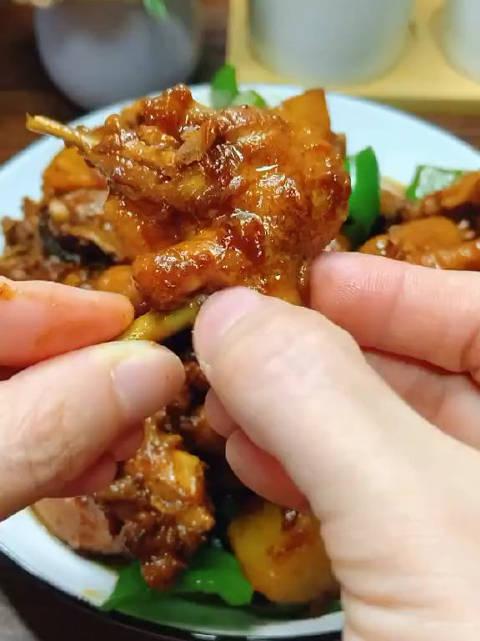 鸡块炒香菇教学视频 c9b7-ivmqpch7557674.jpg