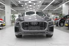 奥迪Q8 20款 3.0T S line 标配配置:底盘升降