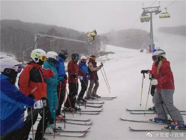 河北体育学院冰雪运动系学生在云顶滑雪场练习滑雪。(资料图片)