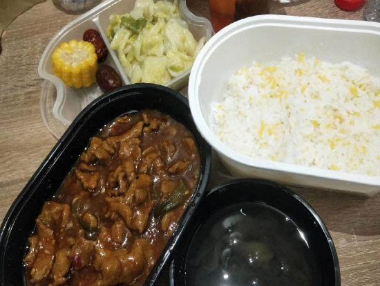 图为酒店的饭菜。