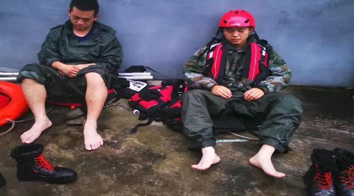 子弟兵在抗洪一线消防员持续救援安徽满脚都烂了脱袜子钻心疼