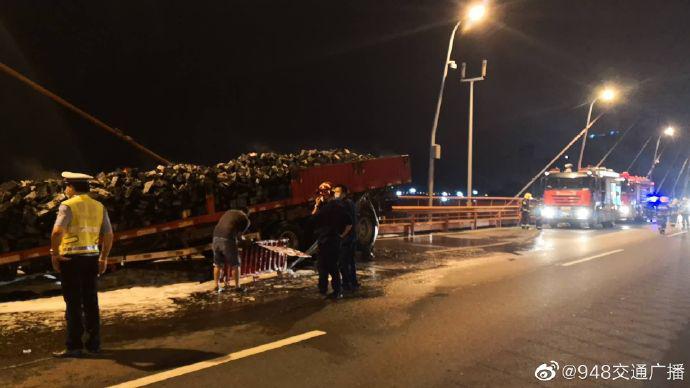 白沙洲长江大桥|货车白沙洲长江大桥上自燃 桥梁主体结构设施无损伤