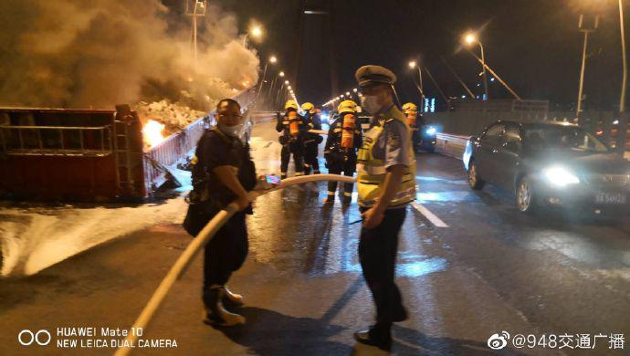 白沙洲长江大桥|货车白沙洲长江大桥上自燃 桥梁主体结构设施无损伤