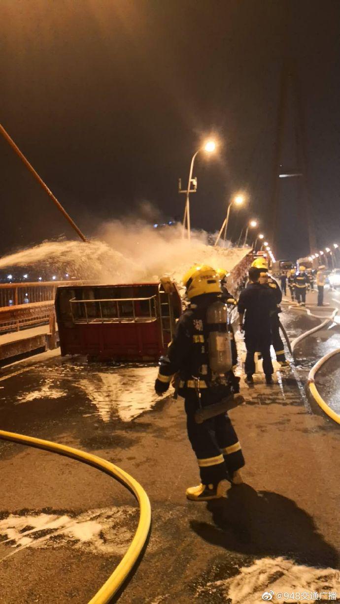 白沙洲长江大桥|货车白沙洲长江大桥上自燃 桥梁主体结构设施无损伤