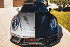 高清汽车美图：保时捷911 turbo S 阴阳配色
