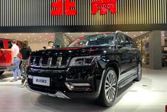 BJ90发动机的奔驰标扣了，碳纤维发动机舱盖真的好轻啊