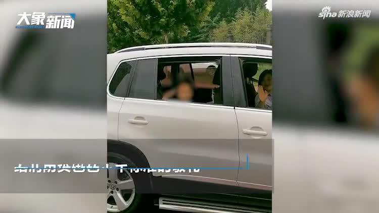 暖心！女兒偶遇任務中的消防員爸爸 敬禮表達愛意