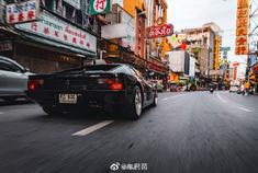 法拉利跑车Testarossa 只要一个后视镜哦。