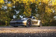 这贯穿式尾灯还是不错的 Porsche Carrera 4S