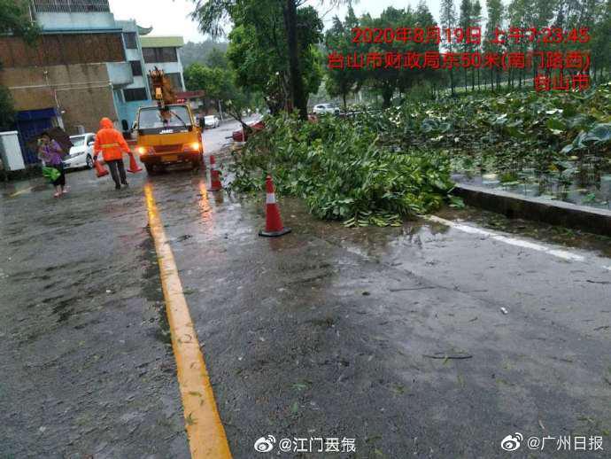 广州江门大暴雨伴有13级大风 台山新会暴雨红色预警