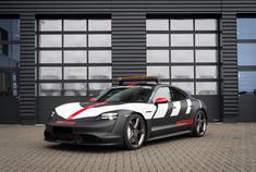 好看的汽车图片：保时捷 Taycan Turbo 安全车