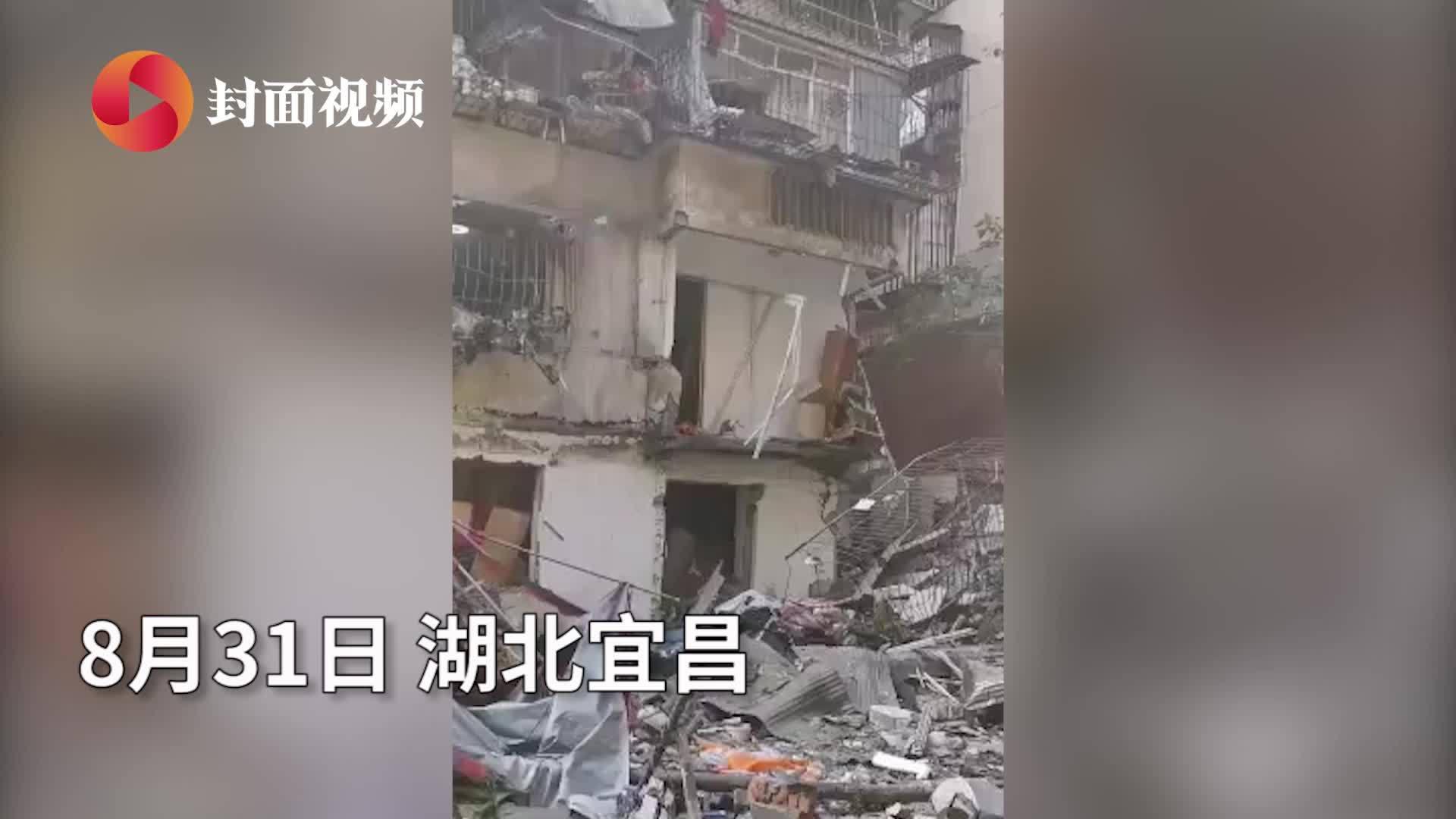 湖北宜昌一居民楼天然气管道爆炸现场玻璃渣一地有人受伤送医抢救