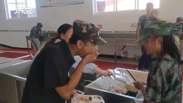 军训教官手抓学生剩饭当场吃掉:不要再浪费粮食了!