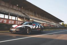 身着勒芒安全标志的保时捷Taycan更像是一辆警车。