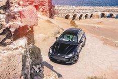 Aston Martin DBX,小翘臀不错哦，期待和他约会么？