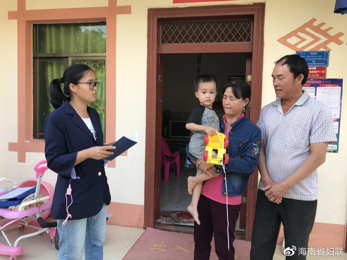 入户林晓清户了解其产业发展需求并宣传扶贫政策