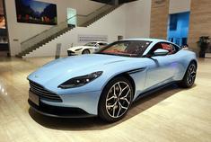 阿斯顿马丁 DB11 V8 磨砂玻璃蓝/火辣红
