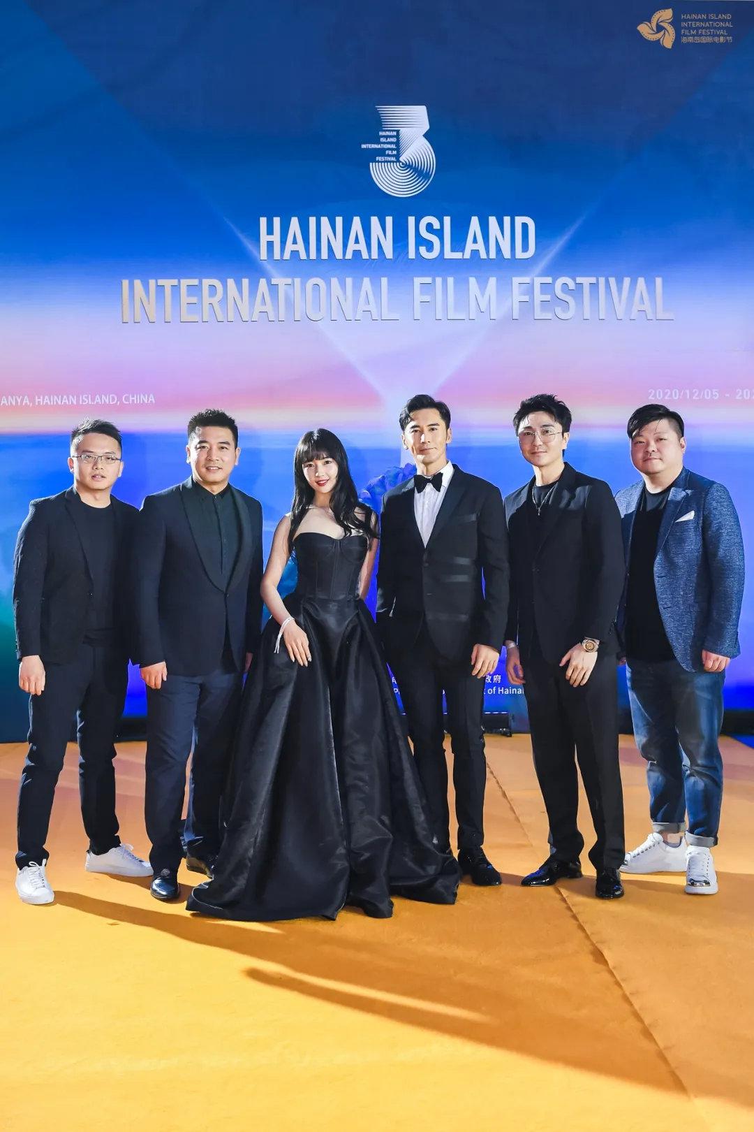 《勇敢的你》剧组演员秦牛正威、张伦硕出席第三届海南岛国际电影节。