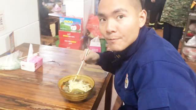 数名男子凌晨吃面浑身哆嗦：筷子都拿不稳 其身份令人肃然起敬