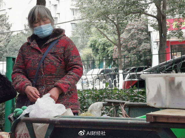 图说:天气很冷,可盼了几个小时的客人的老奶奶累得打起了瞌睡,她已经70岁了。