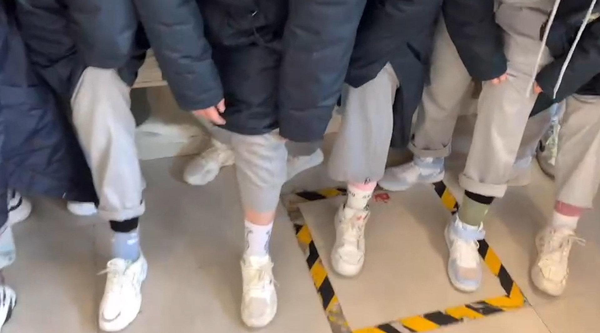 中学班主任挨个检查学生秋裤