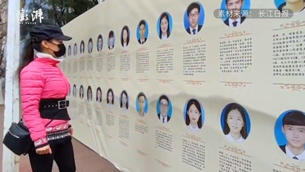 “最勵(lì)志母親”一年后重回母校：此前陪女兒考研自己先考上