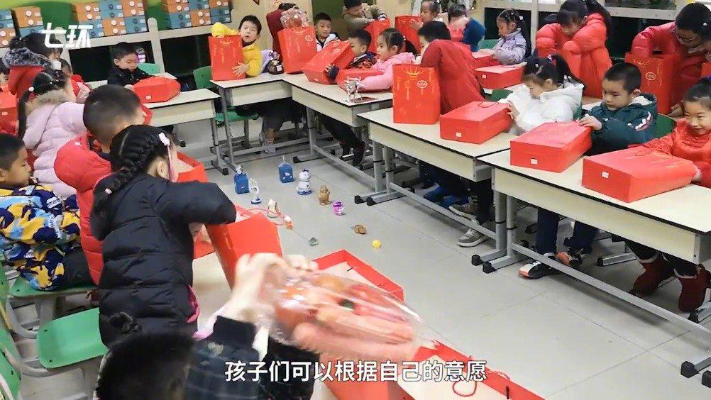 成都一小学给学生发红色蔬菜做新年礼物：寓意红红火火