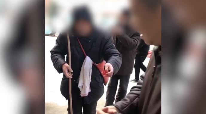 兩男子持棍拿碗到農(nóng)村婚禮現(xiàn)場(chǎng)討喜錢：二十太少，要一百元