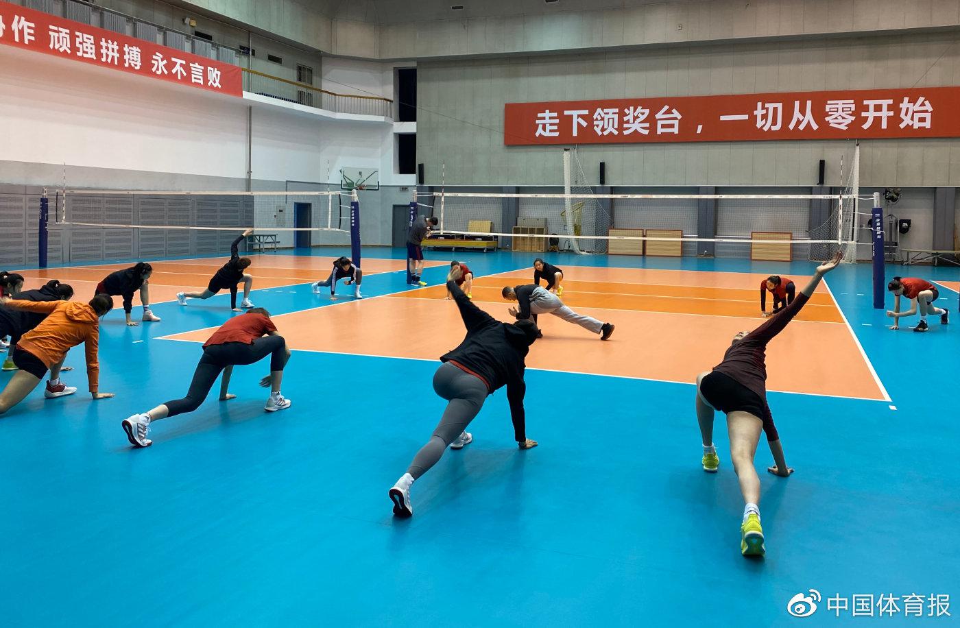 中国女排展开冬训苦练体能 朱婷进行肌肉力量练习