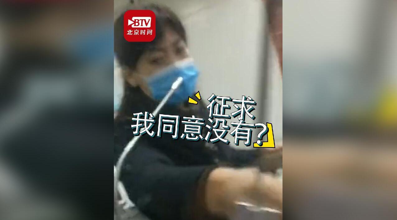 售票员卖票时偷偷搭售保险被拆穿 西安汽车站回