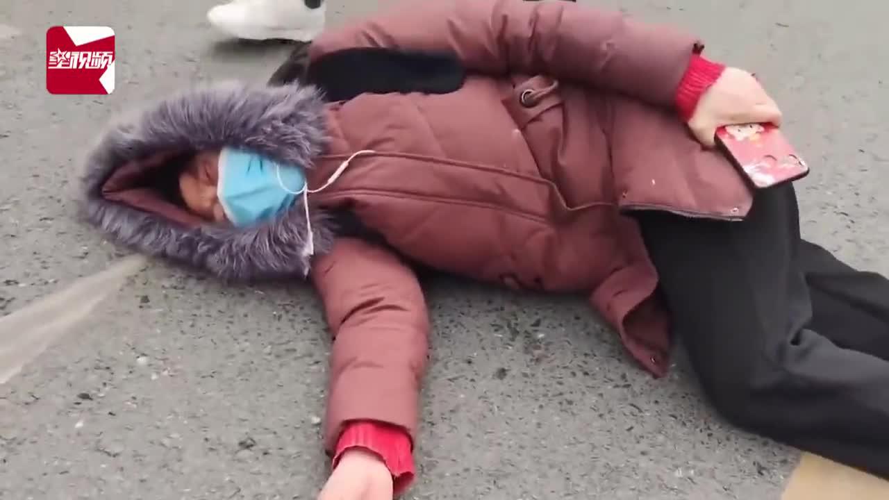 女子为讨薪躺马路失声痛哭