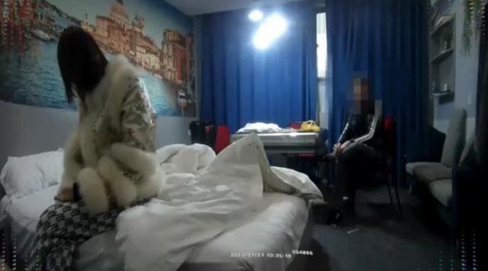 民警抓捕電詐嫌疑人其正在賓館招嫖 意外帶破介紹婦女賣(mài)淫案