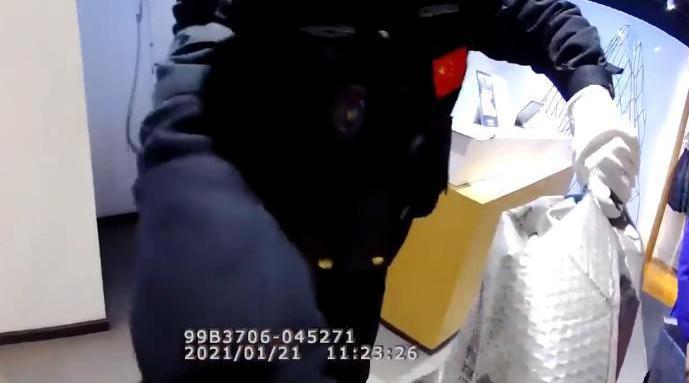 黃鼠狼鉆進(jìn)服裝店用羽絨服做窩被民警“抓獲”