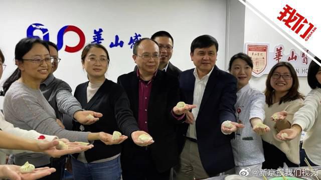 张文宏与同事留守包饺子