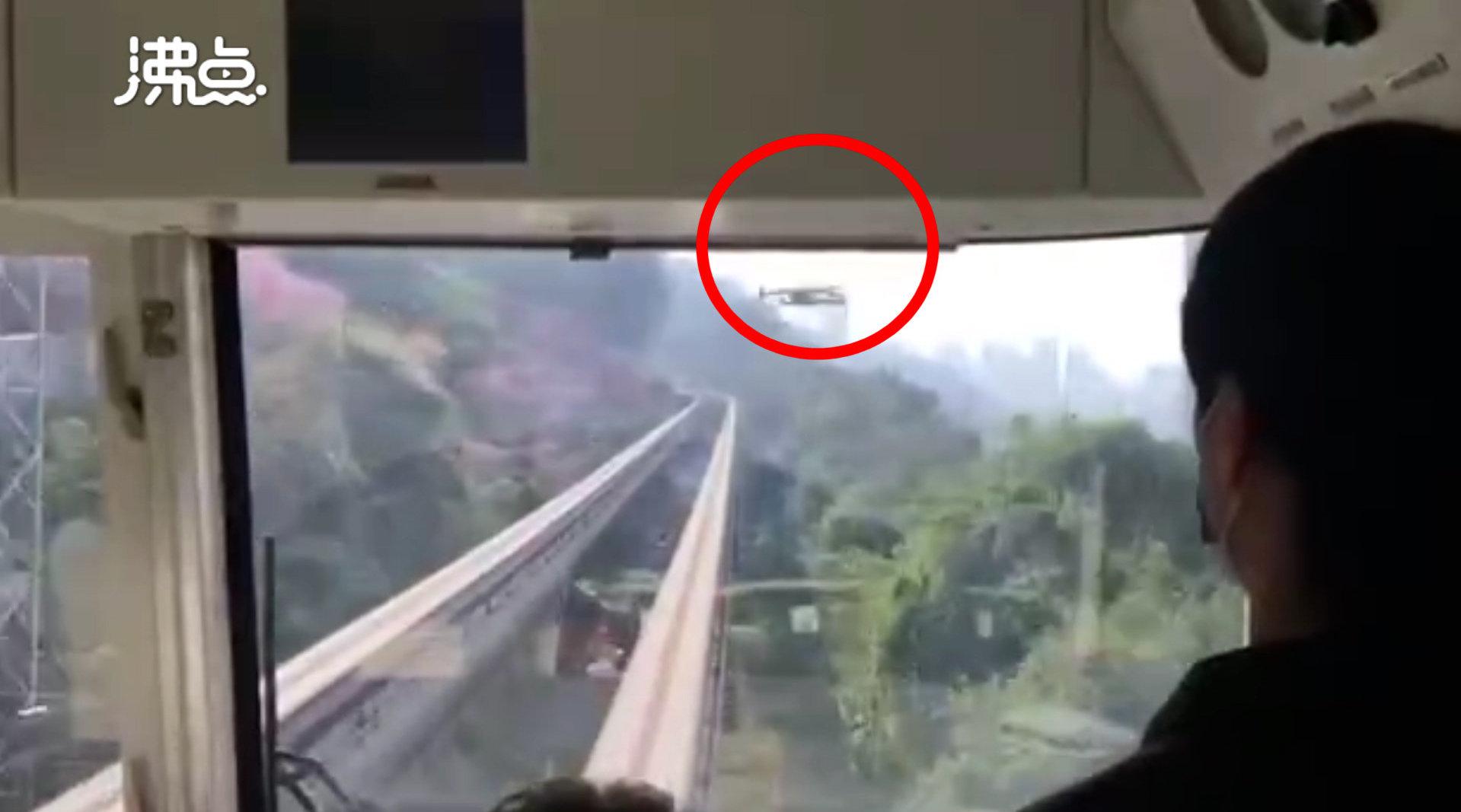 网红轻轨遭航拍无人机撞车