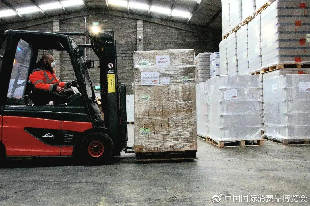 操作员正在把货物装进集装箱