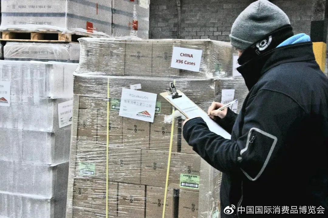 保税仓库管理员清点货物