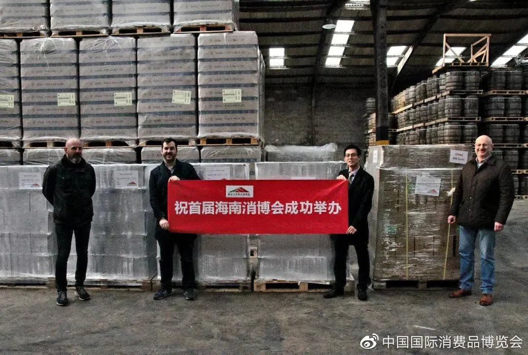 商会董事翁江来先生和参展商们在仓库现场见证发货，为首届消博会致贺！